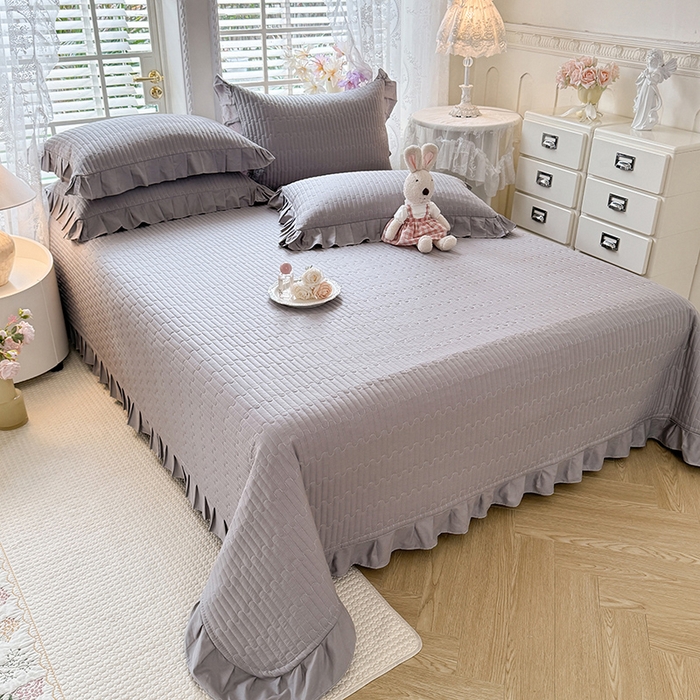 91家纺网 家纺一手货源 找家纺 花香四季家纺 2026新款13376全棉夹棉床盖三件套13372纯棉纯色床盖花边公主风（可定制任意尺寸） 气质灰