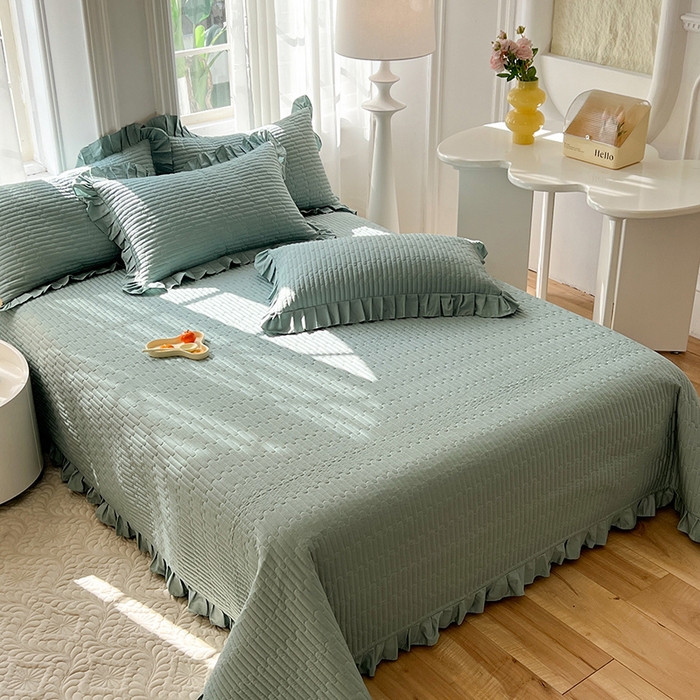 91家纺网 家纺一手货源 找家纺 花香四季家纺 2026新款13376全棉夹棉床盖三件套13372纯棉纯色床盖花边公主风（可定制任意尺寸） 暮林绿