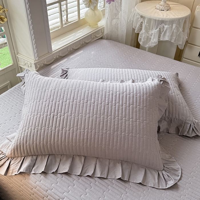 91家纺网 家纺一手货源 找家纺 花香四季家纺 2026新款13376全棉夹棉床盖三件套13372纯棉纯色床盖花边公主风（可定制任意尺寸） 气质灰