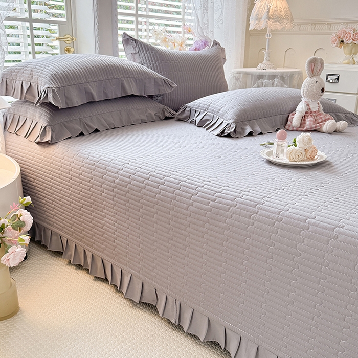 91家纺网 家纺一手货源 找家纺 花香四季家纺 2026新款13376全棉夹棉床盖三件套13372纯棉纯色床盖花边公主风（可定制任意尺寸） 气质灰