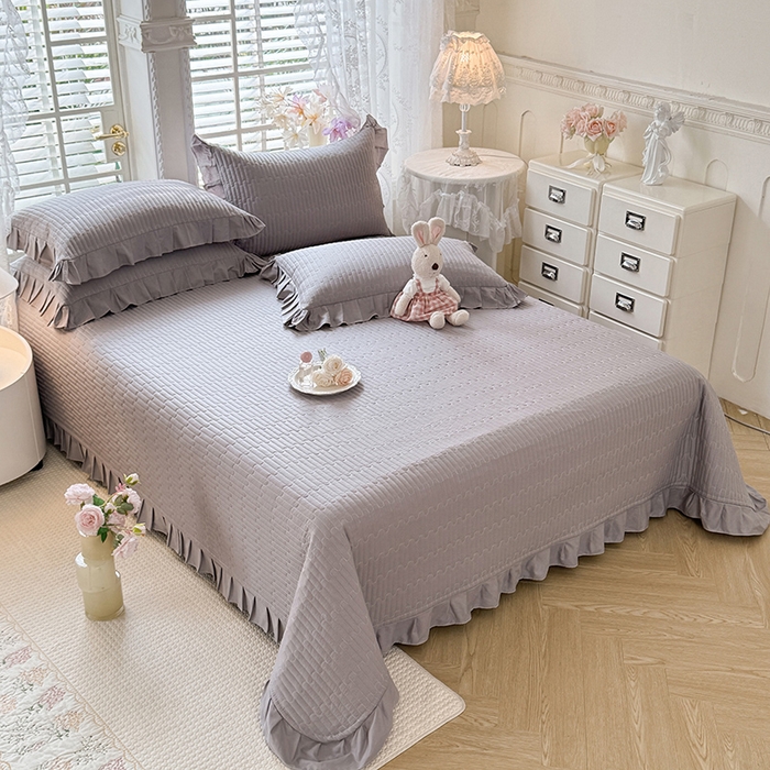 91家纺网 家纺一手货源 找家纺 花香四季家纺 2026新款13376全棉夹棉床盖三件套13372纯棉纯色床盖花边公主风（可定制任意尺寸） 气质灰