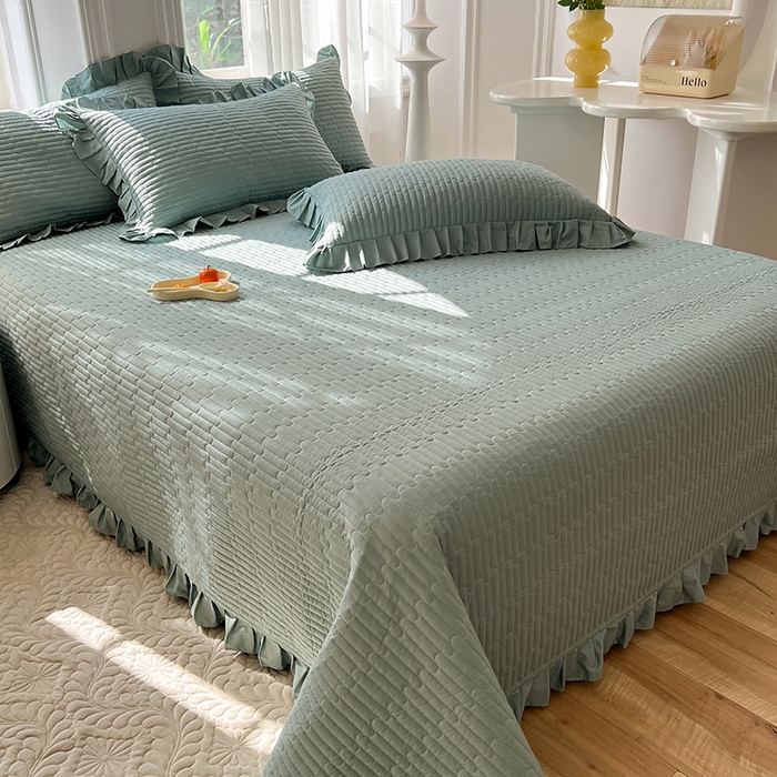 91家纺网 家纺一手货源 找家纺 花香四季家纺 2026新款13376全棉夹棉床盖三件套13372纯棉纯色床盖花边公主风（可定制任意尺寸） 暮林绿