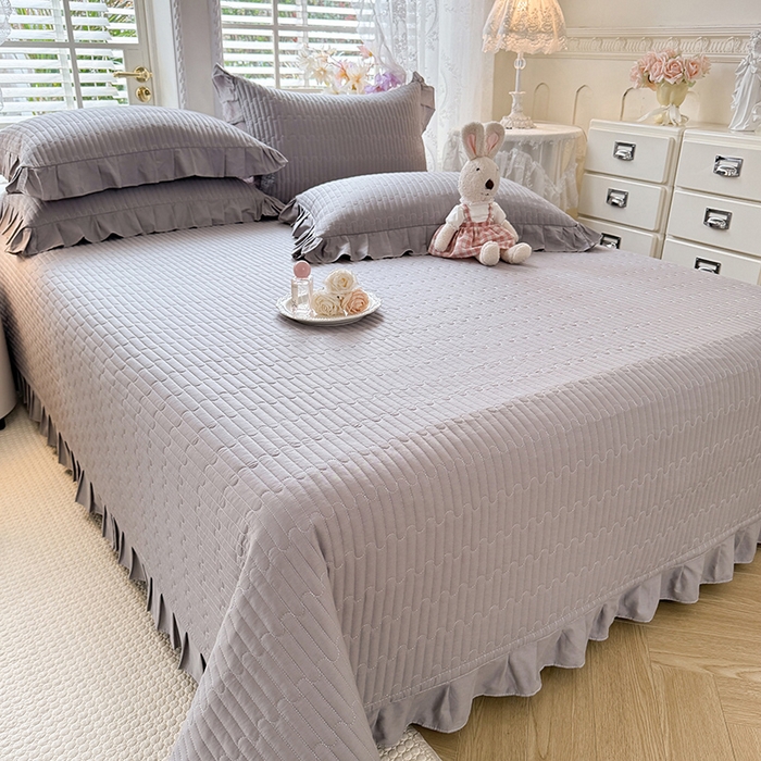 91家纺网 家纺一手货源 找家纺 花香四季家纺 2026新款13376全棉夹棉床盖三件套13372纯棉纯色床盖花边公主风（可定制任意尺寸） 气质灰