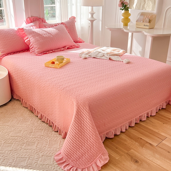 91家纺网 家纺一手货源 找家纺 花香四季家纺 2026新款13376全棉夹棉床盖三件套13372纯棉纯色床盖花边公主风（可定制任意尺寸） 荔枝粉