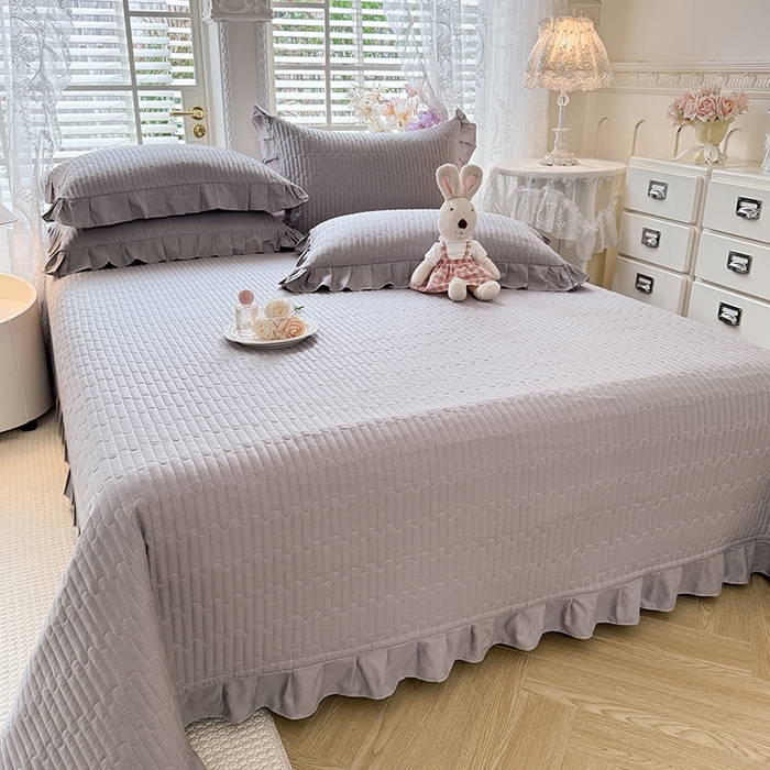 91家纺网 家纺一手货源 找家纺 花香四季家纺 2026新款13376全棉夹棉床盖三件套13372纯棉纯色床盖花边公主风（可定制任意尺寸） 气质灰