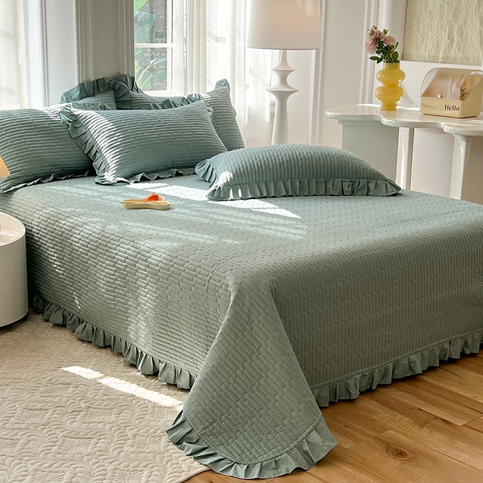 91家纺网 家纺一手货源 找家纺 花香四季家纺 2026新款13376全棉夹棉床盖三件套13372纯棉纯色床盖花边公主风（可定制任意尺寸） 暮林绿