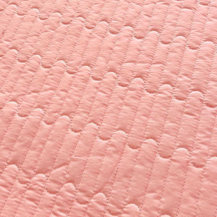 91家纺网 家纺一手货源 找家纺 花香四季家纺 2026新款13376全棉夹棉床盖三件套13372纯棉纯色床盖花边公主风（可定制任意尺寸） 荔枝粉