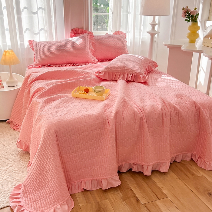 91家纺网 家纺一手货源 找家纺 花香四季家纺 2026新款13376全棉夹棉床盖三件套13372纯棉纯色床盖花边公主风（可定制任意尺寸） 荔枝粉