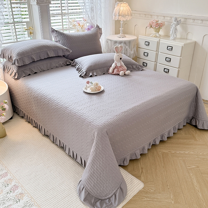 91家纺网 家纺一手货源 找家纺 花香四季家纺 2026新款13376全棉夹棉床盖三件套13372纯棉纯色床盖花边公主风（可定制任意尺寸） 气质灰