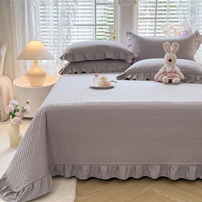 91家纺网 家纺一手货源 找家纺 花香四季家纺 2026新款13376全棉夹棉床盖三件套13372纯棉纯色床盖花边公主风（可定制任意尺寸） 气质灰