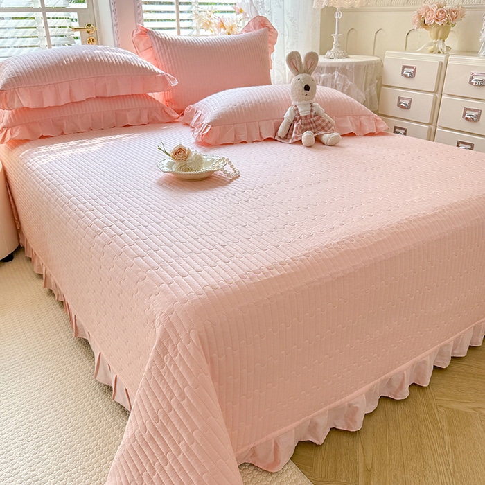 91家纺网 家纺一手货源 找家纺 花香四季家纺 2026新款13376全棉夹棉床盖三件套13372纯棉纯色床盖花边公主风（可定制任意尺寸） 甜心粉