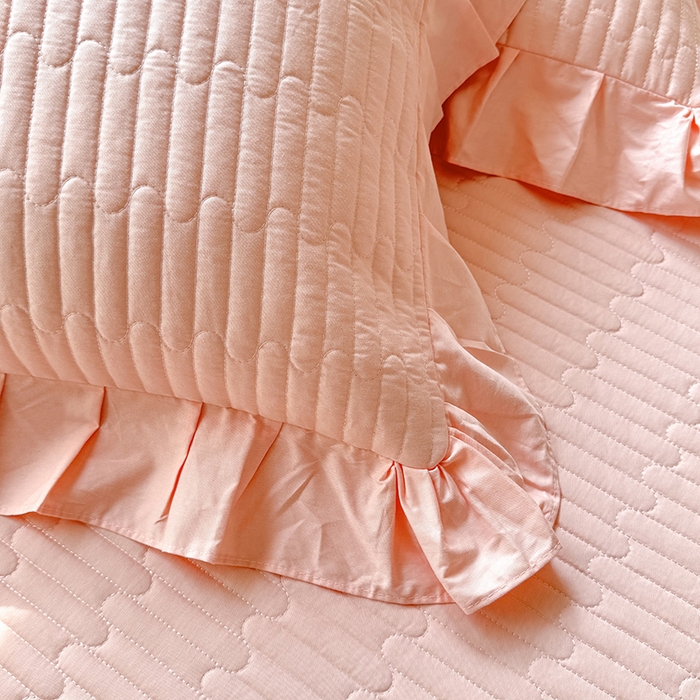 91家纺网 家纺一手货源 找家纺 花香四季家纺 2026新款13376全棉夹棉床盖三件套13372纯棉纯色床盖花边公主风（可定制任意尺寸） 甜心粉