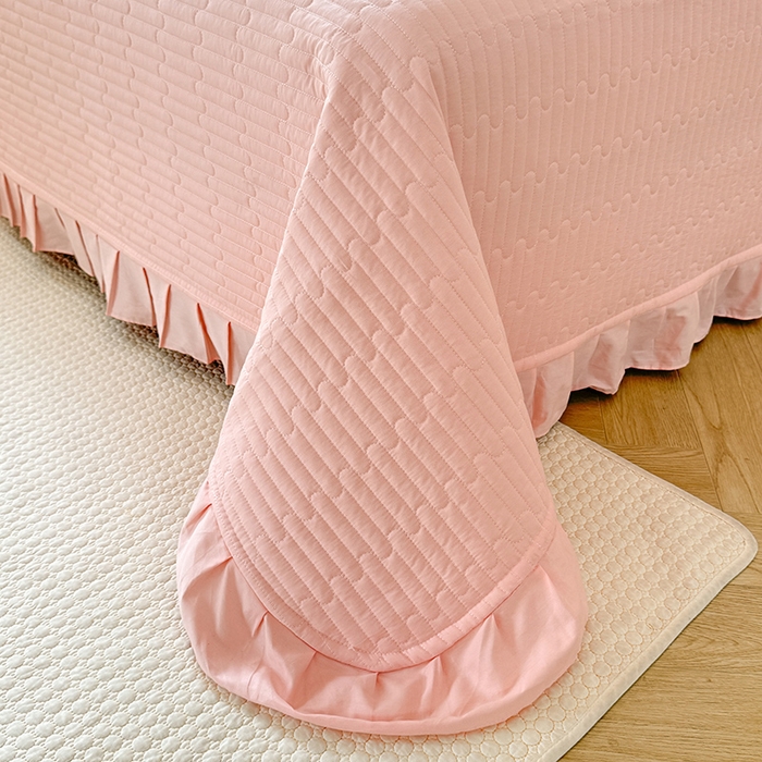 91家纺网 家纺一手货源 找家纺 花香四季家纺 2026新款13376全棉夹棉床盖三件套13372纯棉纯色床盖花边公主风（可定制任意尺寸） 甜心粉