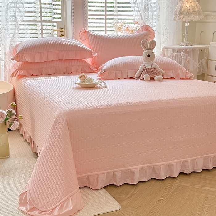 91家纺网 家纺一手货源 找家纺 花香四季家纺 2026新款13376全棉夹棉床盖三件套13372纯棉纯色床盖花边公主风（可定制任意尺寸） 甜心粉