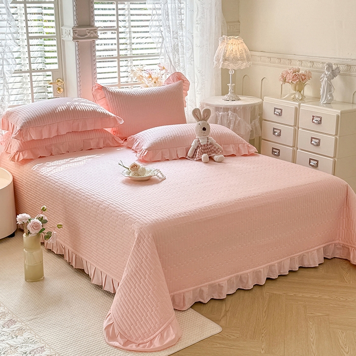 91家纺网 家纺一手货源 找家纺 花香四季家纺 2026新款13376全棉夹棉床盖三件套13372纯棉纯色床盖花边公主风（可定制任意尺寸） 甜心粉