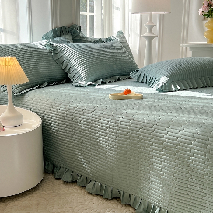 91家纺网 家纺一手货源 找家纺 花香四季家纺 2026新款13376全棉夹棉床盖三件套13372纯棉纯色床盖花边公主风（可定制任意尺寸） 暮林绿