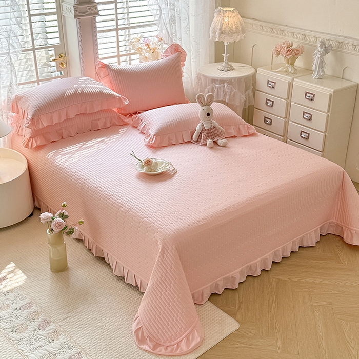 91家纺网 家纺一手货源 找家纺 花香四季家纺 2026新款13376全棉夹棉床盖三件套13372纯棉纯色床盖花边公主风（可定制任意尺寸） 甜心粉