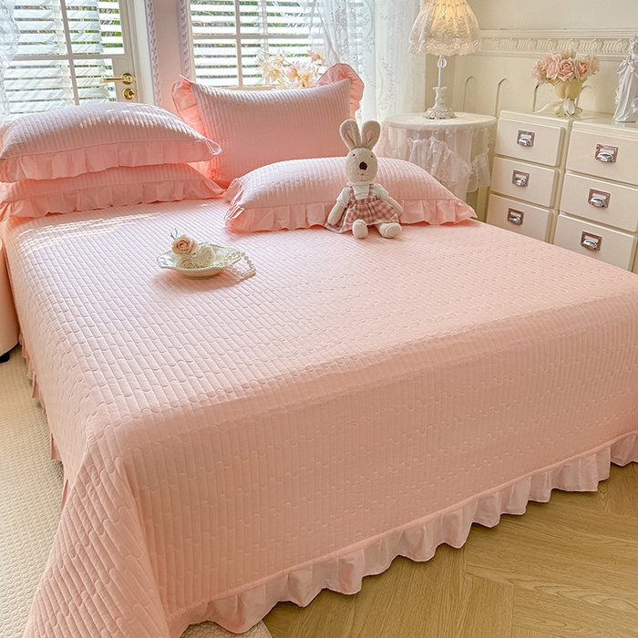 91家纺网 家纺一手货源 找家纺 花香四季家纺 2026新款13376全棉夹棉床盖三件套13372纯棉纯色床盖花边公主风（可定制任意尺寸） 甜心粉