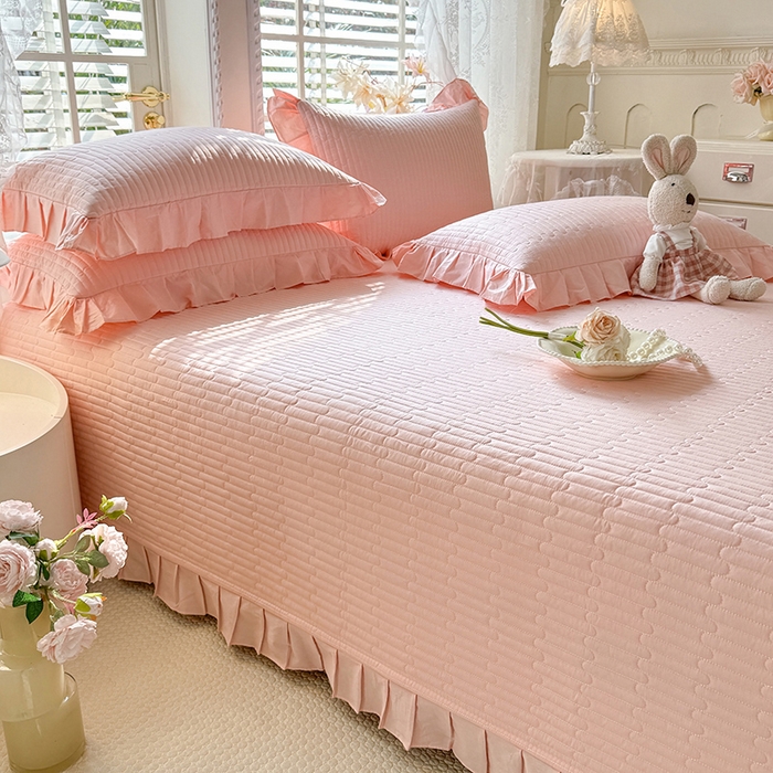 91家纺网 家纺一手货源 找家纺 花香四季家纺 2026新款13376全棉夹棉床盖三件套13372纯棉纯色床盖花边公主风（可定制任意尺寸） 甜心粉