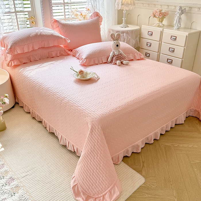 91家纺网 家纺一手货源 找家纺 花香四季家纺 2026新款13376全棉夹棉床盖三件套13372纯棉纯色床盖花边公主风（可定制任意尺寸） 甜心粉