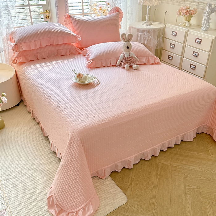 91家纺网 家纺一手货源 找家纺 花香四季家纺 2026新款13376全棉夹棉床盖三件套13372纯棉纯色床盖花边公主风（可定制任意尺寸） 甜心粉