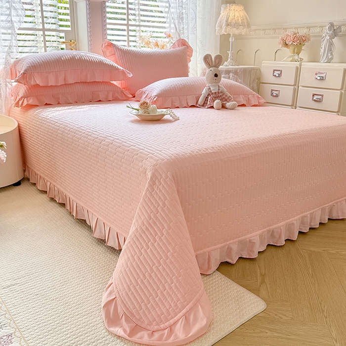 91家纺网 家纺一手货源 找家纺 花香四季家纺 2026新款13376全棉夹棉床盖三件套13372纯棉纯色床盖花边公主风（可定制任意尺寸） 甜心粉