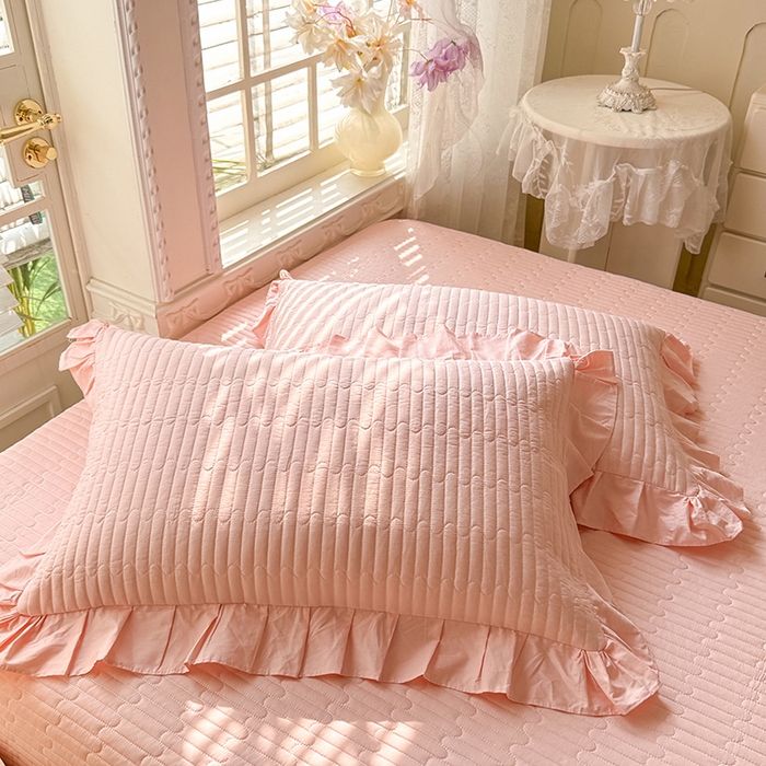 91家纺网 家纺一手货源 找家纺 花香四季家纺 2026新款13376全棉夹棉床盖三件套13372纯棉纯色床盖花边公主风（可定制任意尺寸） 甜心粉