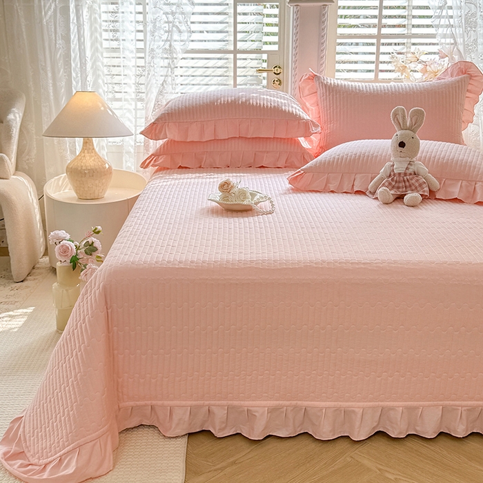 91家纺网 家纺一手货源 找家纺 花香四季家纺 2026新款13376全棉夹棉床盖三件套13372纯棉纯色床盖花边公主风（可定制任意尺寸） 甜心粉