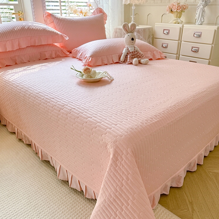 91家纺网 家纺一手货源 找家纺 花香四季家纺 2026新款13376全棉夹棉床盖三件套13372纯棉纯色床盖花边公主风（可定制任意尺寸） 甜心粉