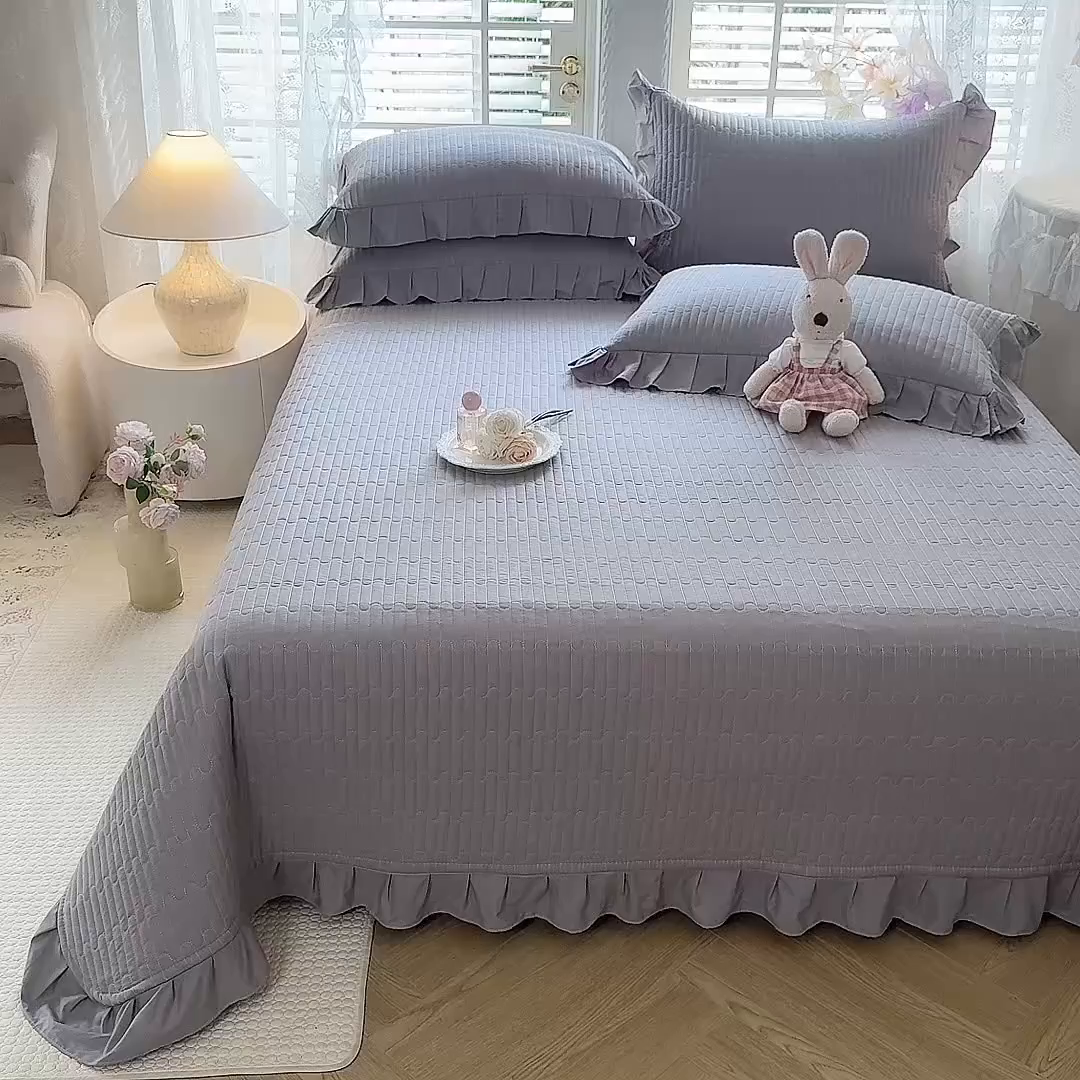 91家纺网 家纺一手货源 找家纺 花香四季家纺 2026新款13376全棉夹棉床盖三件套13372纯棉纯色床盖花边公主风（可定制任意尺寸） 气质灰