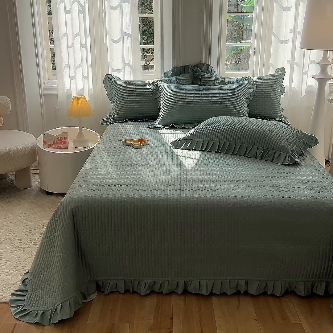 91家纺网 家纺一手货源 找家纺 花香四季家纺 2026新款13376全棉夹棉床盖三件套13372纯棉纯色床盖花边公主风（可定制任意尺寸） 暮林绿