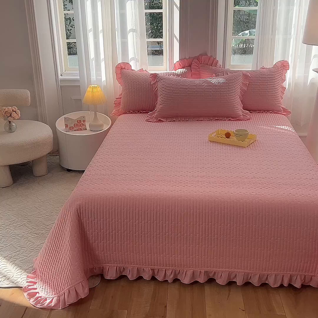 91家纺网 家纺一手货源 找家纺 花香四季家纺 2026新款13376全棉夹棉床盖三件套13372纯棉纯色床盖花边公主风（可定制任意尺寸） 荔枝粉