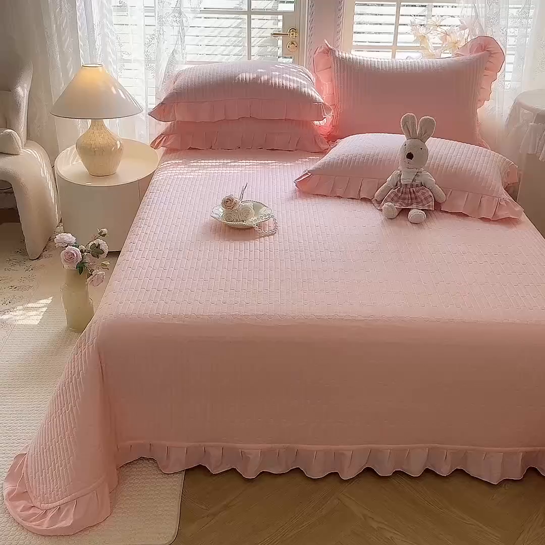 91家纺网 家纺一手货源 找家纺 花香四季家纺 2026新款13376全棉夹棉床盖三件套13372纯棉纯色床盖花边公主风（可定制任意尺寸） 甜心粉