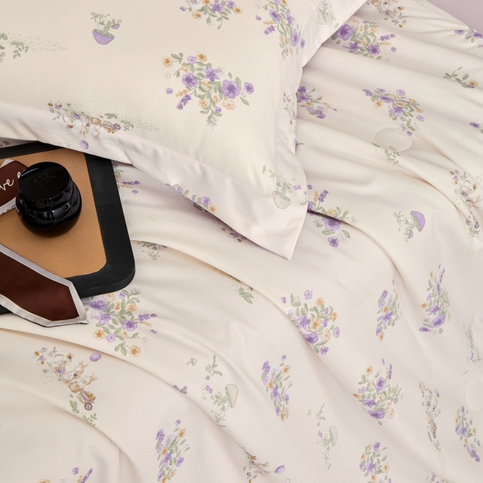 91家纺网 家纺一手货源 找家纺 宝薇 2026新款超柔A类缎面天丝凉感纱空调被断角工艺印花夏被四件套 紫陌