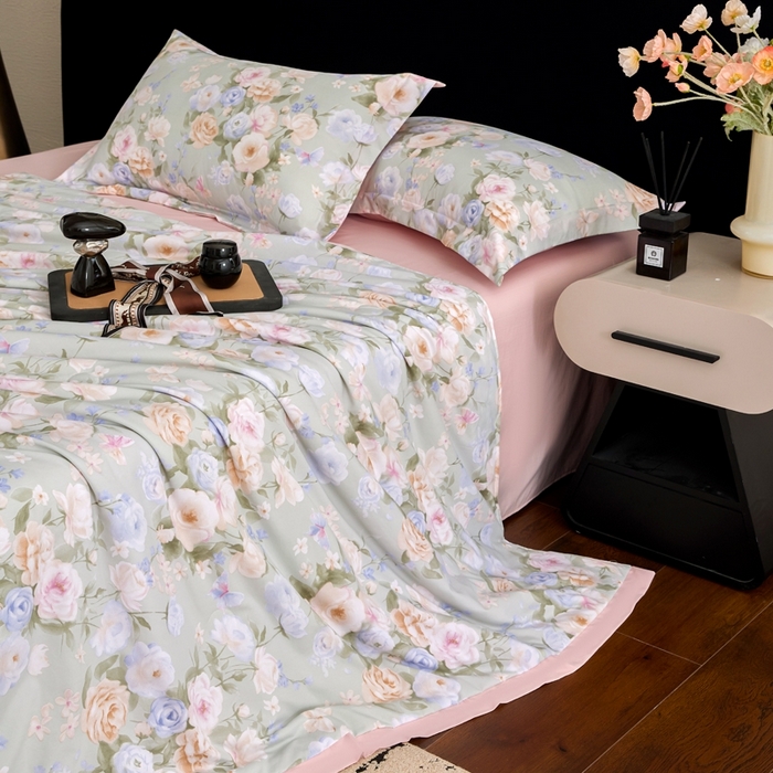 91家纺网 家纺一手货源 找家纺 宝薇 2026新款超柔A类缎面天丝凉感纱空调被断角工艺印花夏被四件套 娇颜