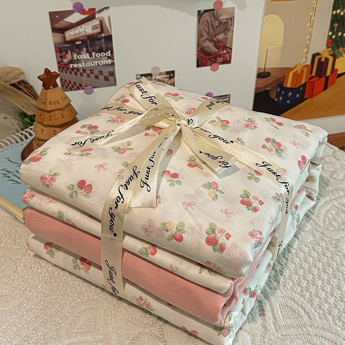 91家纺网 家纺一手货源 找家纺 忆生活家纺 2026春夏新款A类全棉纯棉有氧双层纱小清新四件套 草莓很甜