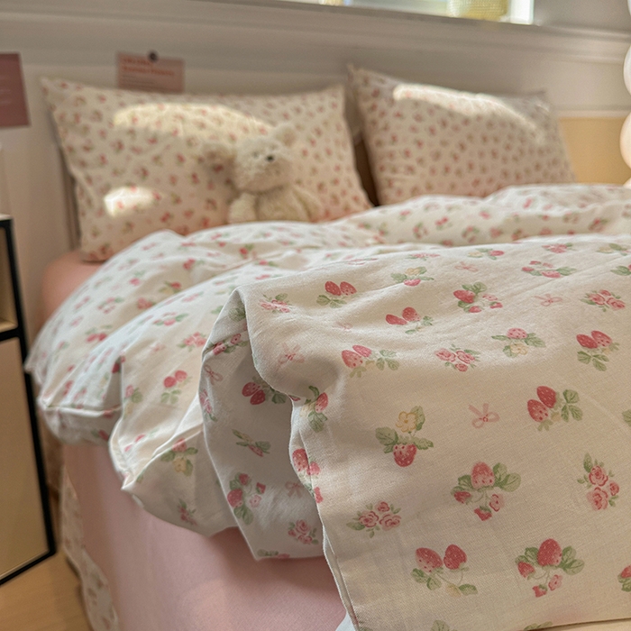 91家纺网 家纺一手货源 找家纺 忆生活家纺 2026春夏新款A类全棉纯棉有氧双层纱小清新四件套 草莓很甜