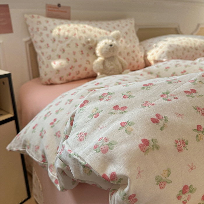 91家纺网 家纺一手货源 找家纺 忆生活家纺 2026春夏新款A类全棉纯棉有氧双层纱小清新四件套 草莓很甜