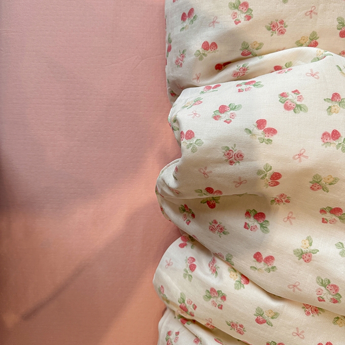 91家纺网 家纺一手货源 找家纺 忆生活家纺 2026春夏新款A类全棉纯棉有氧双层纱小清新四件套 草莓很甜