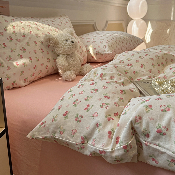 91家纺网 家纺一手货源 找家纺 忆生活家纺 2026春夏新款A类全棉纯棉有氧双层纱小清新四件套 草莓很甜