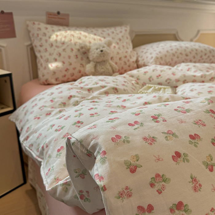 91家纺网 家纺一手货源 找家纺 忆生活家纺 2026春夏新款A类全棉纯棉有氧双层纱小清新四件套 草莓很甜