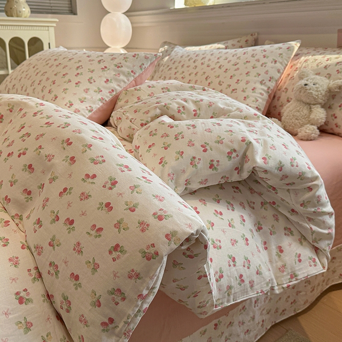 91家纺网 家纺一手货源 找家纺 忆生活家纺 2026春夏新款A类全棉纯棉有氧双层纱小清新四件套 草莓很甜