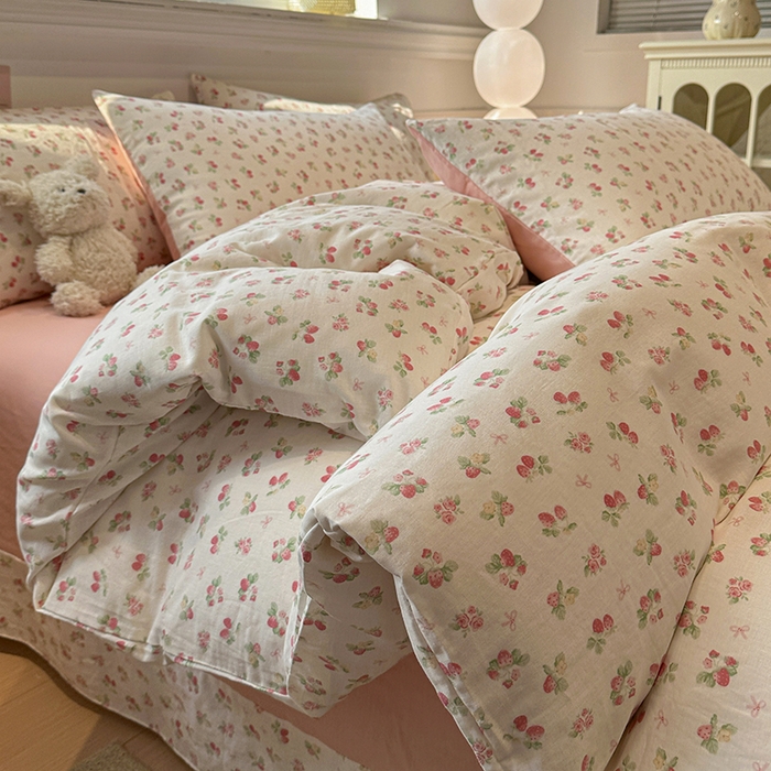 91家纺网 家纺一手货源 找家纺 忆生活家纺 2026春夏新款A类全棉纯棉有氧双层纱小清新四件套 草莓很甜