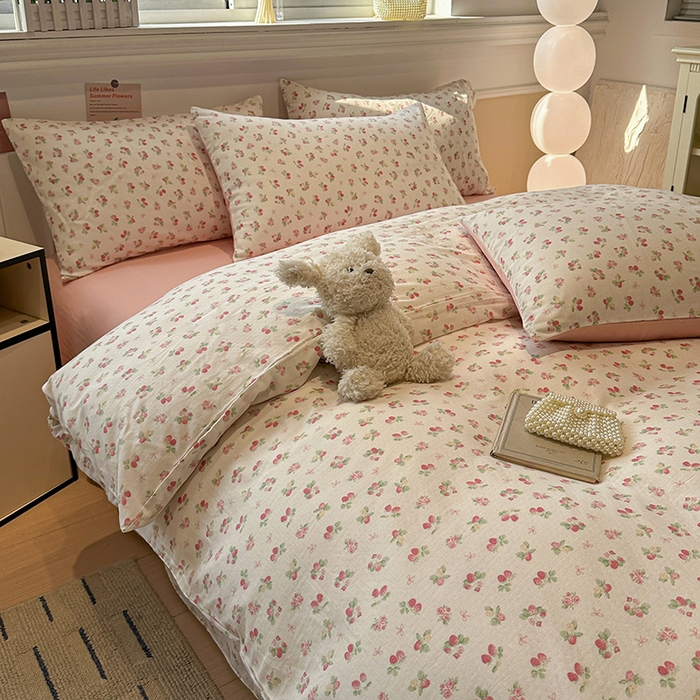 91家纺网 家纺一手货源 找家纺 忆生活家纺 2026春夏新款A类全棉纯棉有氧双层纱小清新四件套 草莓很甜