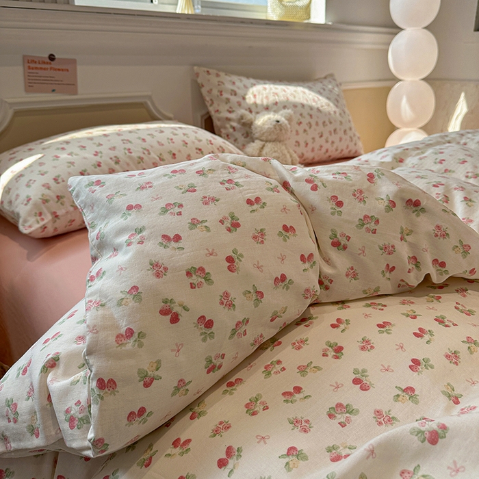 91家纺网 家纺一手货源 找家纺 忆生活家纺 2026春夏新款A类全棉纯棉有氧双层纱小清新四件套 草莓很甜