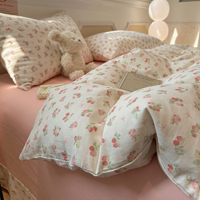 91家纺网 家纺一手货源 找家纺 忆生活家纺 2026春夏新款A类全棉纯棉有氧双层纱小清新四件套 草莓很甜