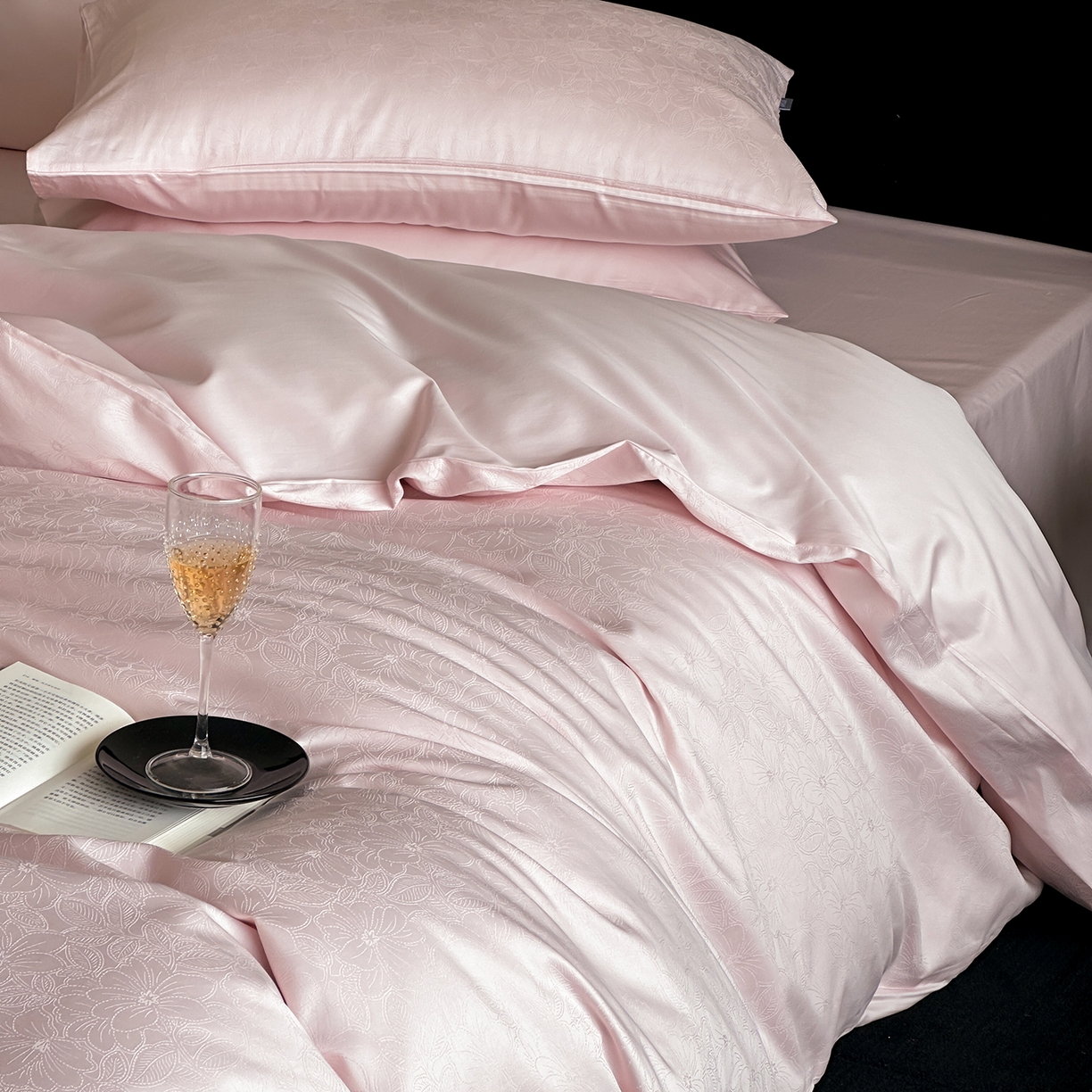 91家纺网 家纺一手货源 找家纺 时光里 2026新款100S贡缎提花全棉四件套 浅樱织梦-粉