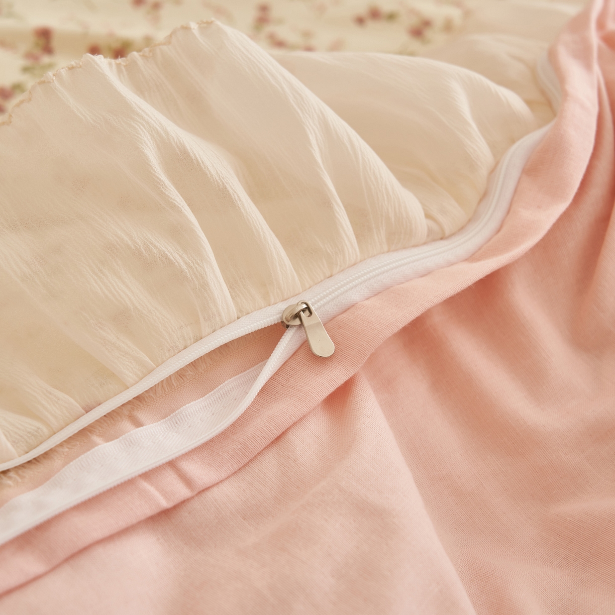 91家纺网 家纺一手货源 找家纺 晨曦家纺 2026春夏新款雪花皱纱花边小碎花小清新少女风四件套 奶杏蔷薇