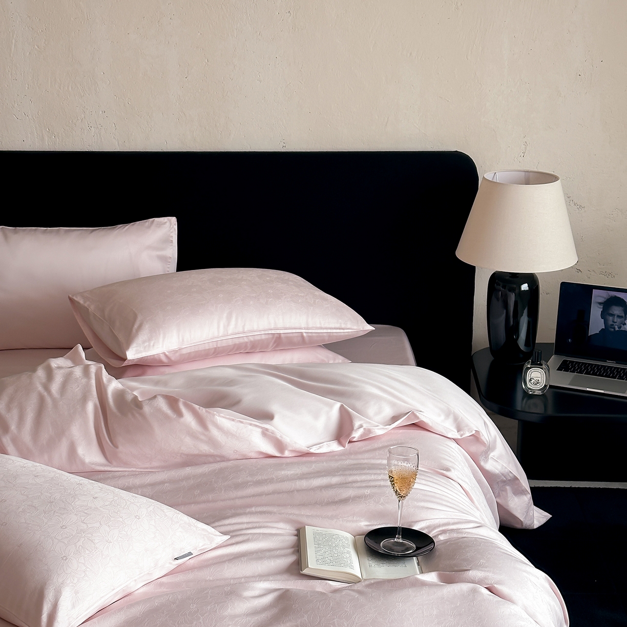 91家纺网 家纺一手货源 找家纺 时光里 2026新款100S贡缎提花全棉四件套 浅樱织梦-粉