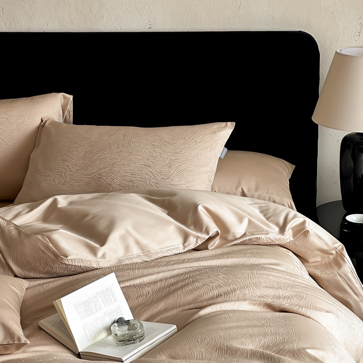 91家纺网 家纺一手货源 找家纺 时光里 2026新款100S贡缎提花全棉四件套 序纹-金